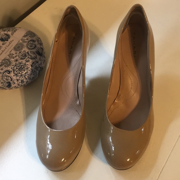 Tahari Shoes - TAHARI TAN HEELS